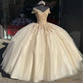 Vestido de quinceañera con hombros descubiertos, encaje color champán, apliques y cuentas, modelo Y586