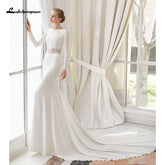 Robe de mariée blanche en mousseline de soie et dentelle style bohème, col rond, traîne courte, manches longues, coupe trapèze, grande taille, sur mesure