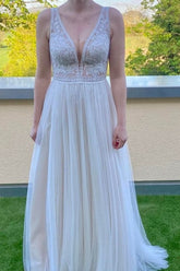 Simple V-Neck Sleeveless Column Tulle Floor-Length Wedding Dresses with Lace
