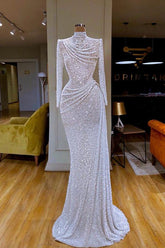 Robe de bal longue plissée blanche scintillante à manches longues et sequins