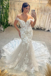 Robe de mariée tendance en dentelle, longue jusqu'au sol, bustier cœur sans manches, épaules dénudées et traîne chapelle