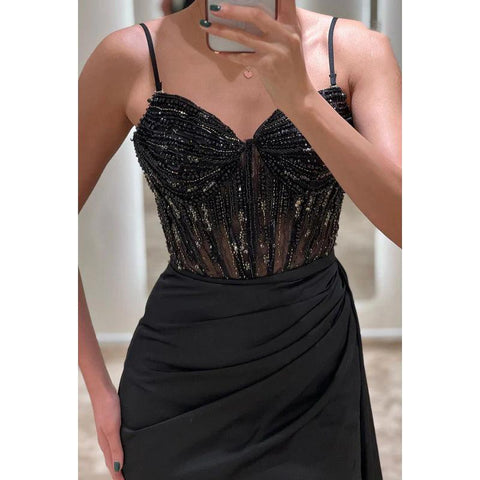 Robe de soirée longue à col en V, bretelles spaghetti, froncée et perles