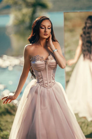 Robe de bal longue bustier trapèze avec application de tulle et plis