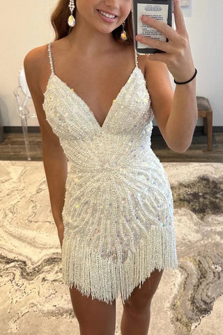 Vestido corto de fiesta blanco con lentejuelas, tirantes finos y borla, estilo tubo.