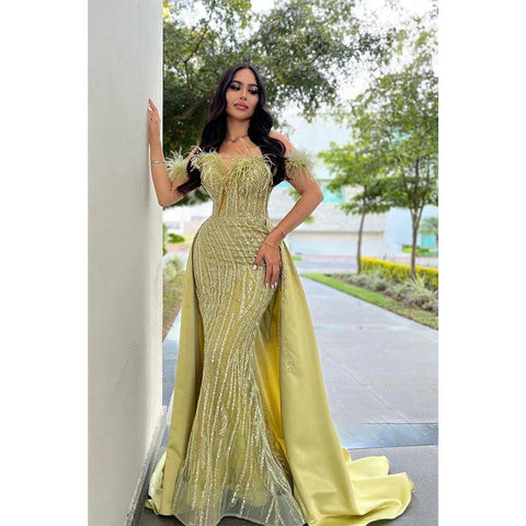 Vestido de fiesta largo con lentejuelas, plumas y hombros descubiertos, con cola 