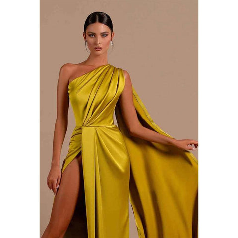 Robe de soirée longue et unique à une épaule et fente haute 