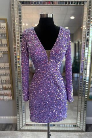 Vestido ajustado de fiesta con lentejuelas moradas brillantes, escote en V y mangas largas.