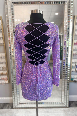 Vestido ajustado de fiesta con lentejuelas moradas brillantes, escote en V y mangas largas.