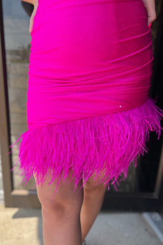 Lindo vestido corto rosa chicle de tirantes finos para baile de bienvenida con plumas