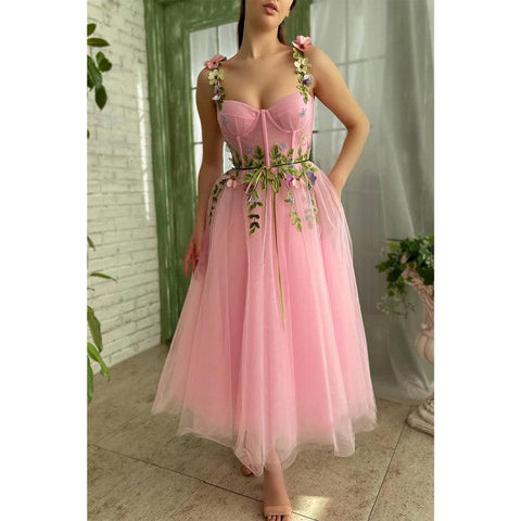 Robe de bal rose à bretelles spaghetti et décolleté en cœur avec applications 3D et poches 