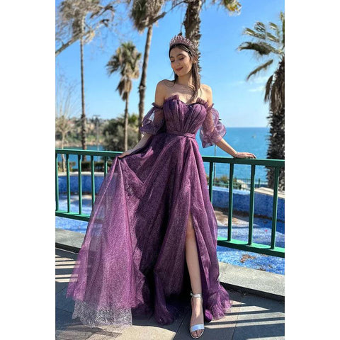 Robe de soirée élégante et spectaculaire, coupe trapèze, manches courtes, épaules dénudées, tulle scintillant