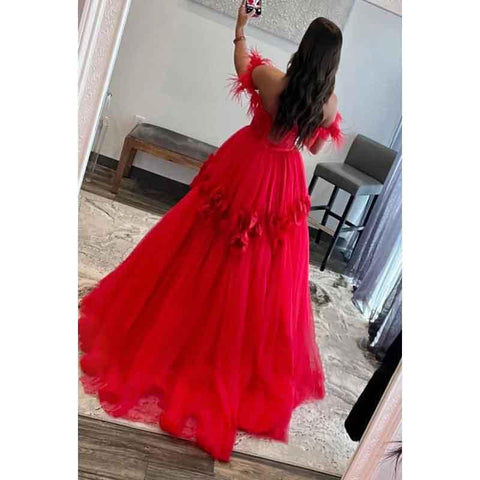 Vestido de fiesta largo de tul con encaje y plumas, escote corazón y hombros descubiertos