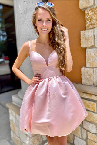 Lindo vestido corto rosa de tirantes finos estilo línea A para baile de bienvenida