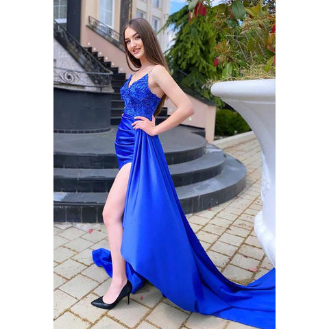 Vestido de noche largo de satén fruncido con tirantes finos y escote en V