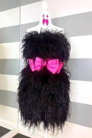 Vestido corto rosa sin tirantes estilo tubo para baile de bienvenida con plumas