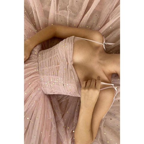 Vestido formal rosa con lentejuelas, escote corazón y tirantes finos y bolsillos 