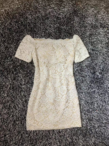 Vestido de fiesta de bienvenida con encaje y hombros descubiertos. Encantador vestido de fiesta de bienvenida S3269