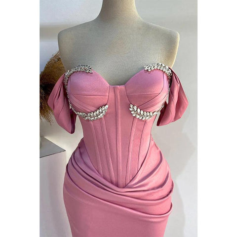 Robe de soirée à épaules dénudées et froncée avec perles et fente latérale 