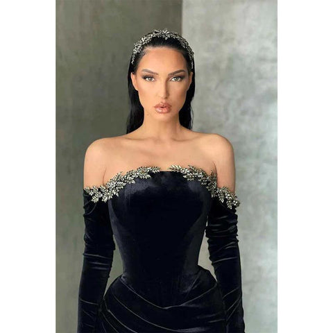 Robe de soirée en velours noir à manches longues et épaules dénudées avec perles et fente 