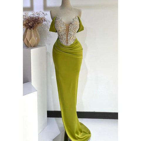 Vestido de fiesta glamuroso y dramático con escote en V, mangas cortas y fruncido con pedrería