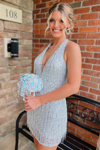 Vestido corto plateado ajustado de fiesta de bienvenida con escote en V profundo y flecos