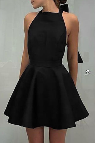 Elegante vestido de noche liso sin espalda con lazo y escote halter. 