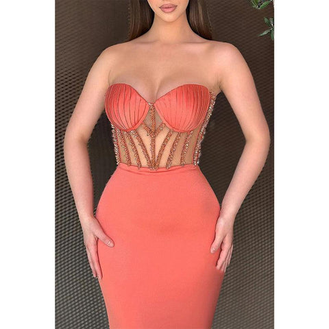 Vestido de noche estilo trompeta con escote imperio, sin tirantes y cuentas 