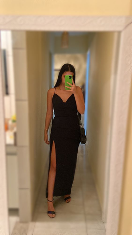 Elegante vestido de noche negro de corte recto con abertura, modelo Y6135