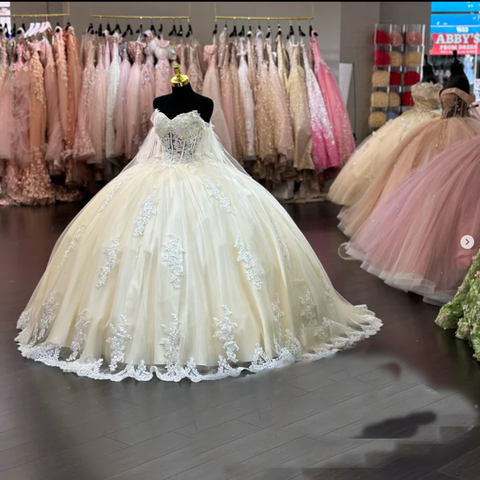 Vestido de quinceañera verde salvia con encaje y hombros descubiertos, ideal para fiestas de cumpleaños de 16 años. Vestido de gala verde salvia, modelo Y2421.
