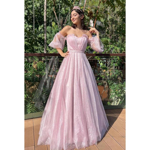 Robe de soirée élégante et spectaculaire, coupe trapèze, manches courtes, épaules dénudées, tulle scintillant