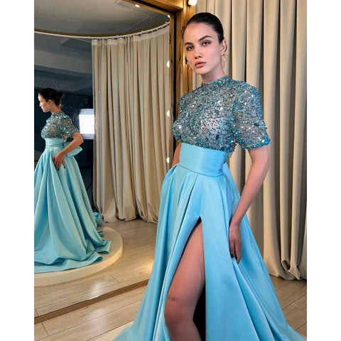 Robe de bal scintillante à col haut et manches mi-longues avec fente 