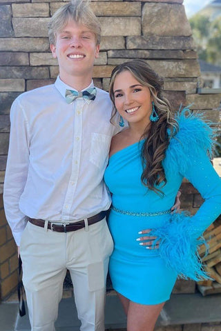 Vestido corto azul de fiesta de bienvenida, estilo tubo, de un solo hombro, con plumas.