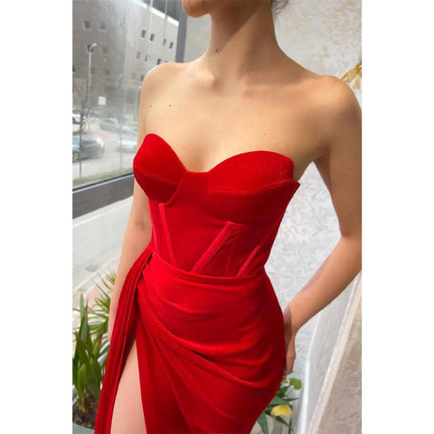 Vestido de noche formal largo rojo con escote en forma de corazón y abertura alta