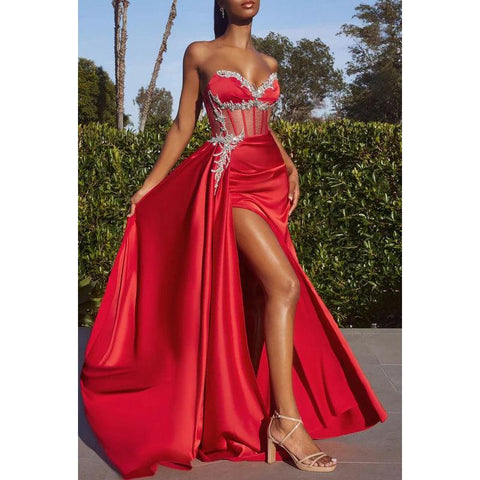 Elegante y lujoso vestido de fiesta formal sin mangas con hombros descubiertos y abertura lateral con pedrería