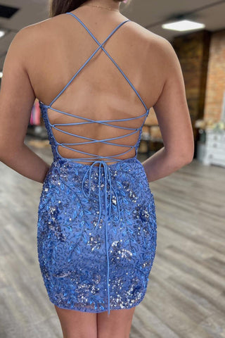 Robe de bal courte bleue moulante à fines bretelles et sequins