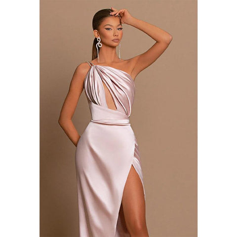 Robe de bal longue à une épaule, plissée et fendue
