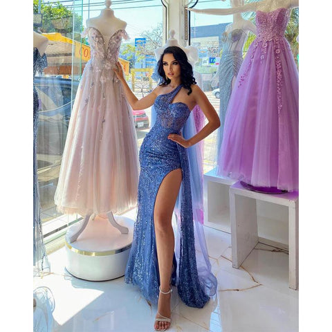 Vestido de noche azul brillante con apliques de cuentas y un hombro con abertura