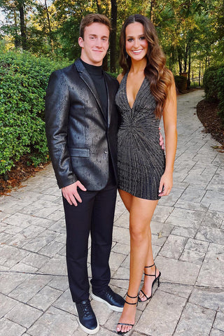 Vestido ajustado negro brillante con cuello halter y pedrería para baile de bienvenida