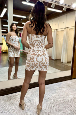 Robe de bal moulante vert émeraude à fines bretelles et sequins