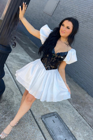 et robe de bal courte trapèze à col en V noir et manches bouffantes