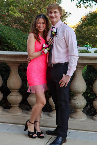 Robe de bal courte moulante à sequins asymétriques et franges