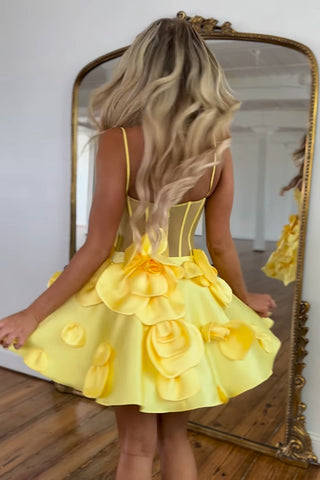 Vestido corto de fiesta sin tirantes, corte en A, corsé y flores 3D