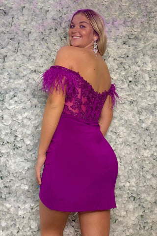 Vestido ajustado de fiesta con hombros descubiertos y plumas