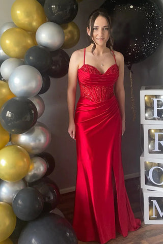 Robe de bal longue sirène en satin kaki à fines bretelles et sequins, avec corset et fente.