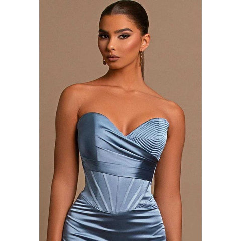 Robe de soirée longue en satin sans bretelles avec décolleté en cœur