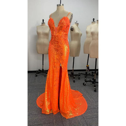 Vestido de fiesta largo con tirantes finos, apliques de lentejuelas naranjas y abertura