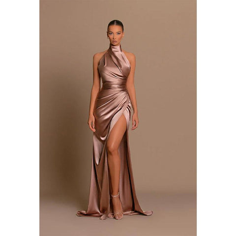 Robe de bal longue à décolleté haut et fente haute