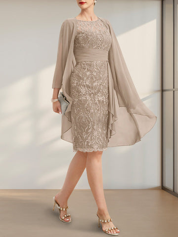 Vestido de novia de corte recto/columna, largo hasta la rodilla, de encaje y gasa, con escote ilusión, volantes en cascada y lentejuelas.