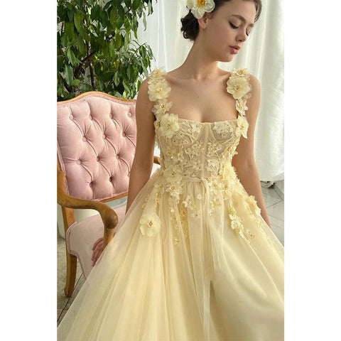 Vestido de fiesta largo amarillo con tirantes dobles y apliques 3D 