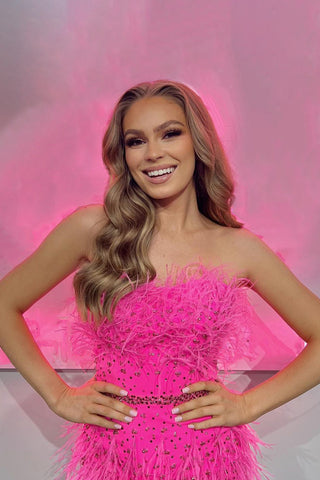 Vestido corto rojo de fiesta sin tirantes con plumas